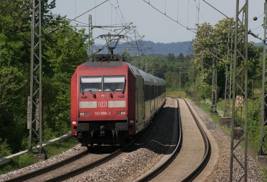 101 098-2 als EC 217 nach Graz, aufgenommen bei �bersee am 11.05.2012