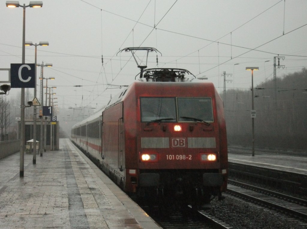 101 098-2 bei der Einfahrt in den Recklinghausener Hbf am 30.12.09