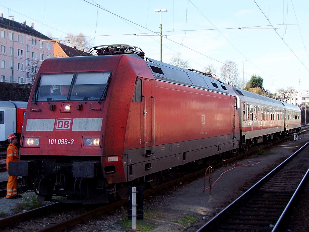 101 098-2 ist soeben mit dem Wagenmaterial fr IC1886(Rottaler-Land) am Passauer Hauptbahnhof eingetroffen;101113