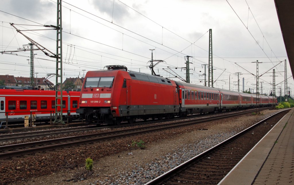 101 098 zieht am 24.07.10 ihren MNE vorbei am S-Bahnhof Drrenhof Richtung Mnchen.