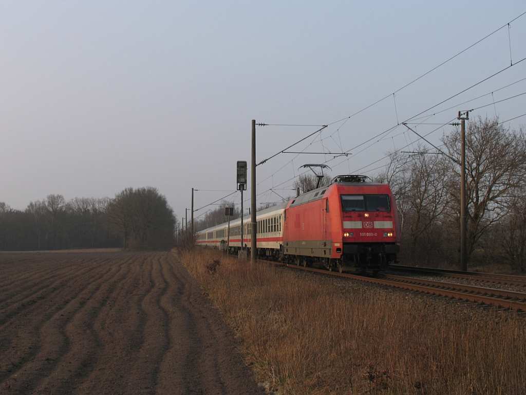 101 099-9 mit IC 2332 Emden Auenhafen-Kln Hauptbahnhof bei Devermhlen (B 296.6) am 16-3-2012.