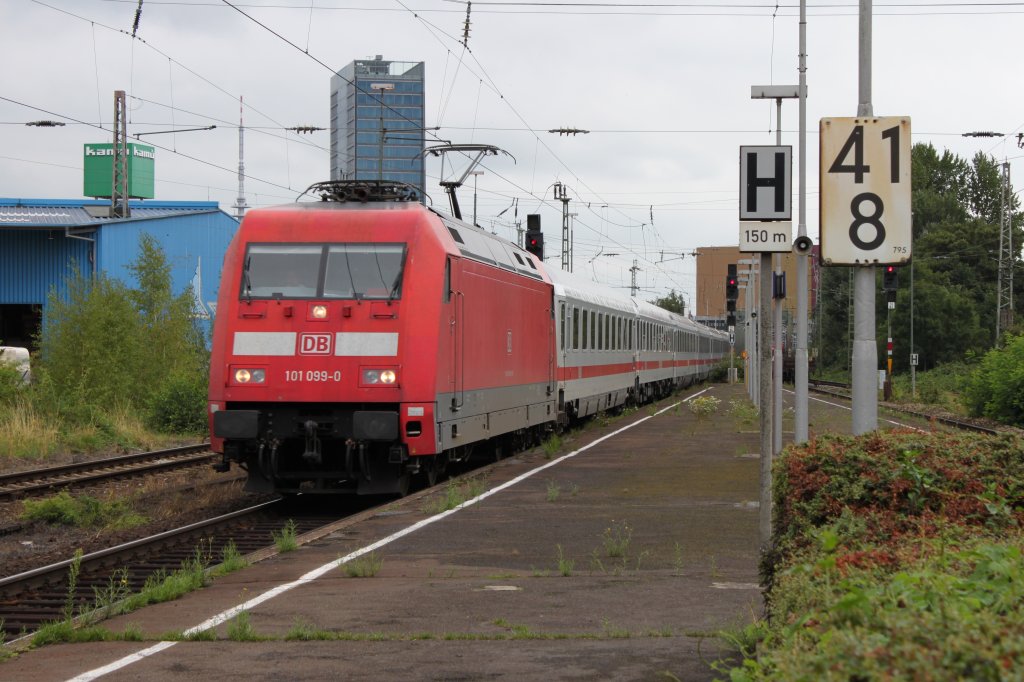 101 099 mit IC am 16.08.2010, Durchfahrt in Bremen-Neustadt.