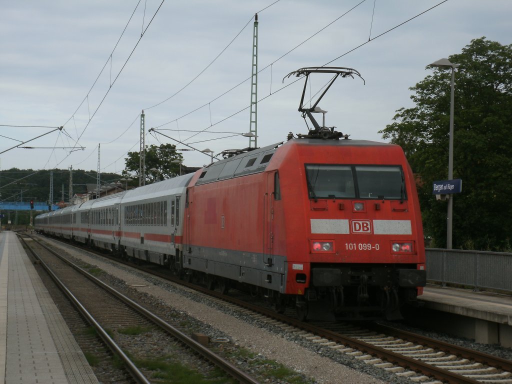 101 099 schob,am 24.August 2012,den IC 2212 Koblenz-Binz aus Bergen/R�gen.