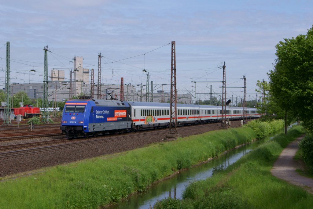 101 100-6 mit dem IC 2013 in Dsseldorf-Derendorf am 18.05.2012