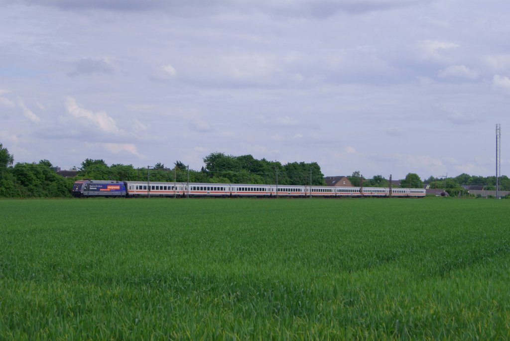 101 100-6 mit einem Intercity in Langenfeld (Rhld) am 19.05.2012