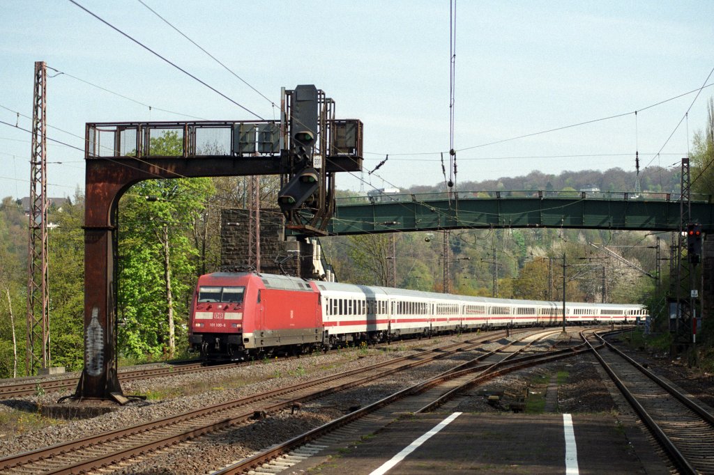 101 100-6 mit IC2023 in Wuppertal - Zoologischer Garten. 23.04.2010 - ca. 11:35Uhr