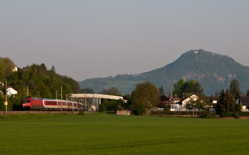 101 100-6 mit umgeleitetem CNL am 25. April 2011 bei Mhlhausen. Im Hintergrund einer der Hegauberge.