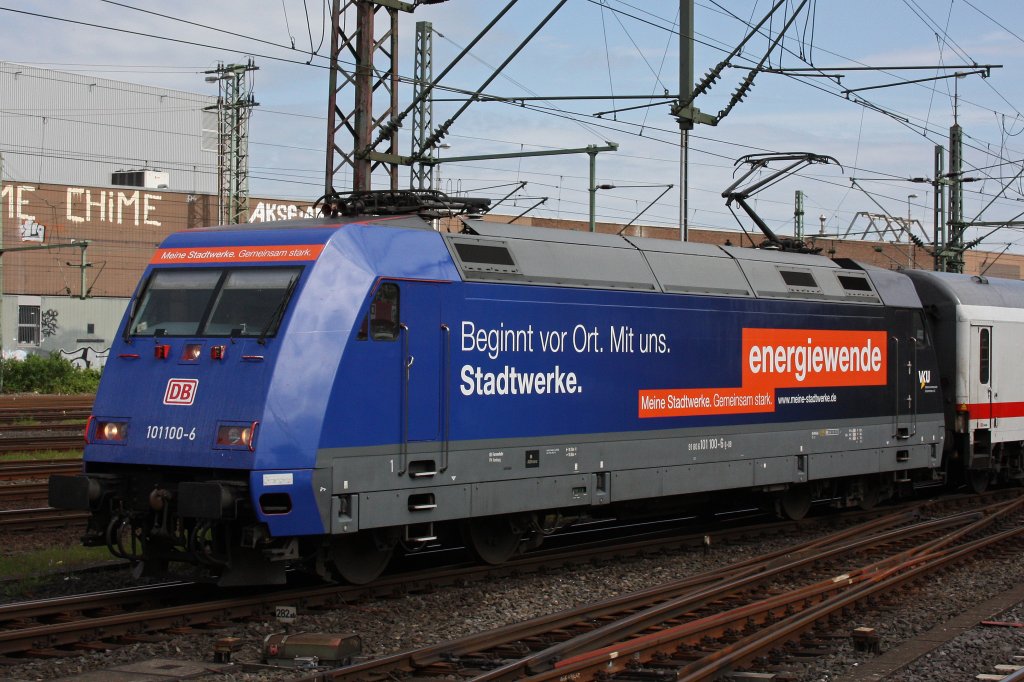 101 100  energiewede  am 18.5.12 mit einem IC bei der Einfahrt in Dsseldorf Hbf.