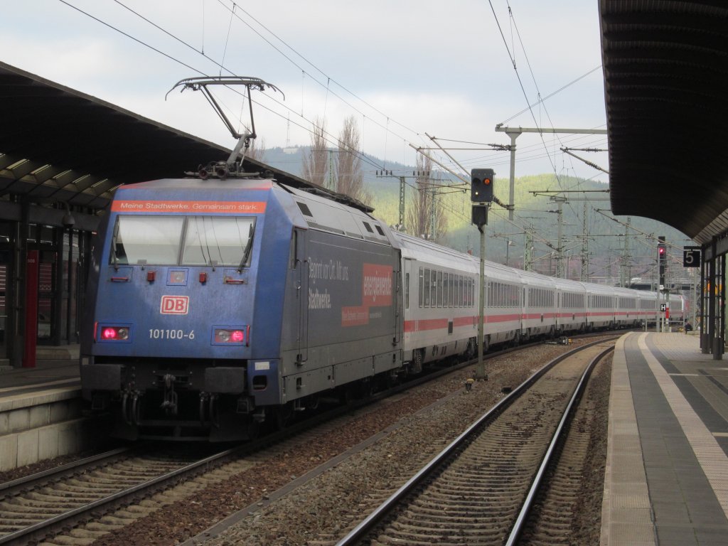 101 100  Energiewende  schiebt am 21. November 2012 IC 2208 aus Saalfeld heraus.