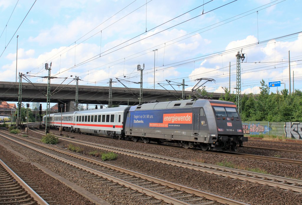 101 100 mit einem IC am 31. Juli 2013 in HH-Harburg.