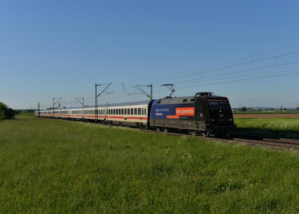 101 100 mit IC 2024 nach Hamburg am 15.05.2013 bei Plattling. 