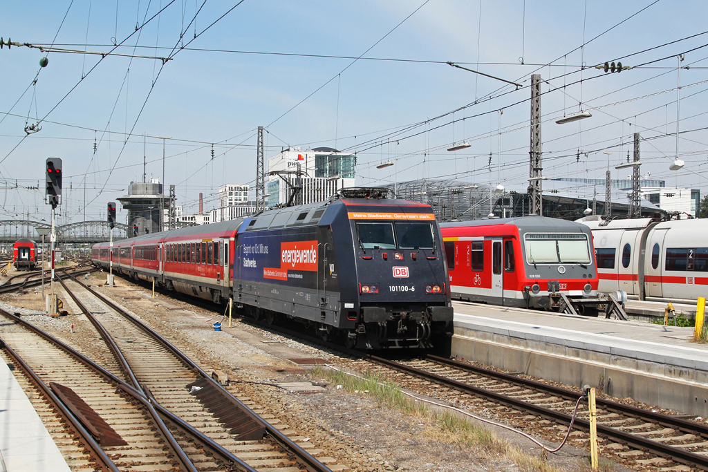 101 100 mit RE 4007 bei der Einfahrt in Mnchen Hbf.  27.05.2012
