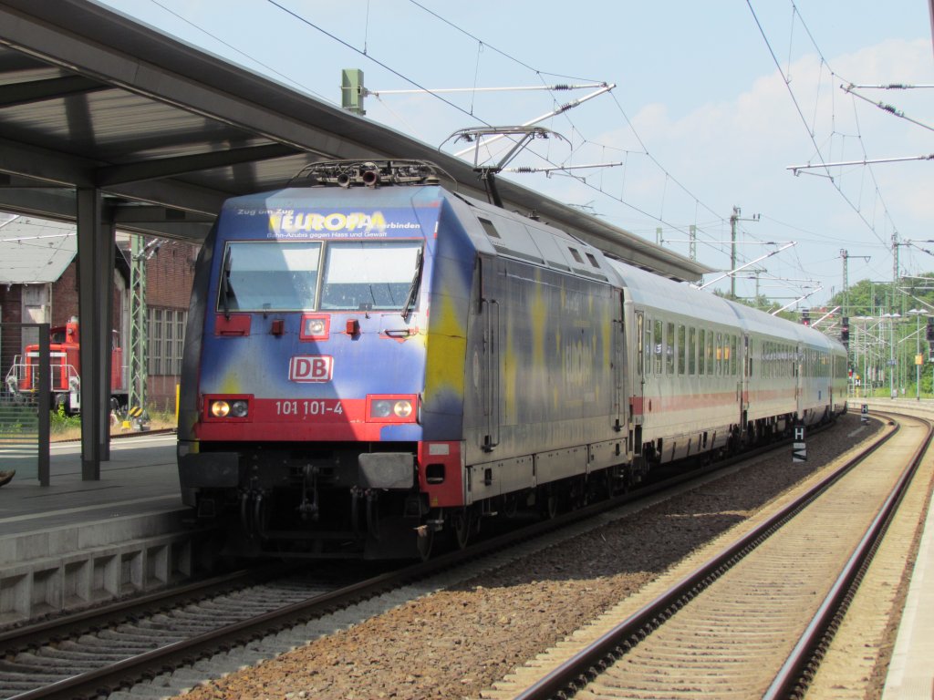 101 101 4 bei der Einfahrt von Warnemnde nach Dresden HBF am 30.06.2012 im Bahnhof von Schwerin mit einem IC