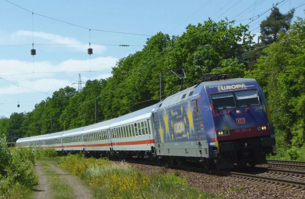 101 101-4 (Europa) ist mit dem IC 2351 Saarbr�cken - Stuttgart am 25.05.2012 in Kennelgarten



