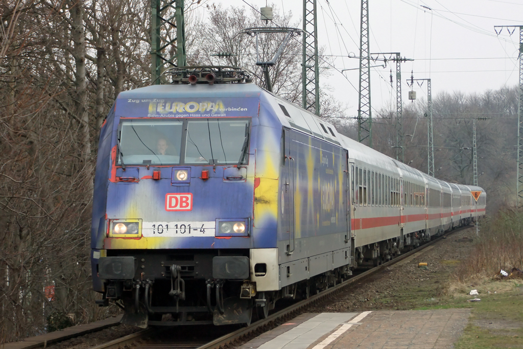 101 101-4 mit IC bei der Durchfahrt in Kln-West 26.2.2011