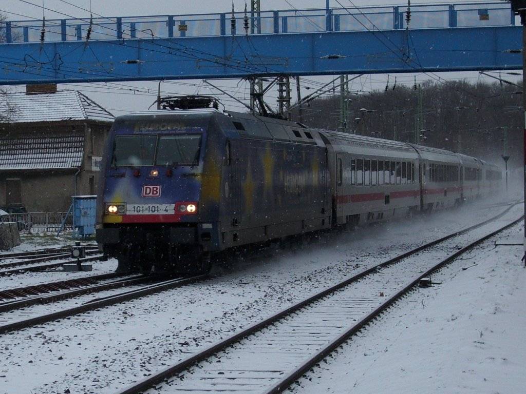 101 101 am 17.Dezember 2009 mit dem IC 2213 Binz-Stuttgart bei der Einfahrt in den verschneiten Bahnhof Bergen/Rgen.Auch wenn die Uhr bereits schon 10:15 Uhr zeigte es wurde an diesem Tag nicht richtig hell.