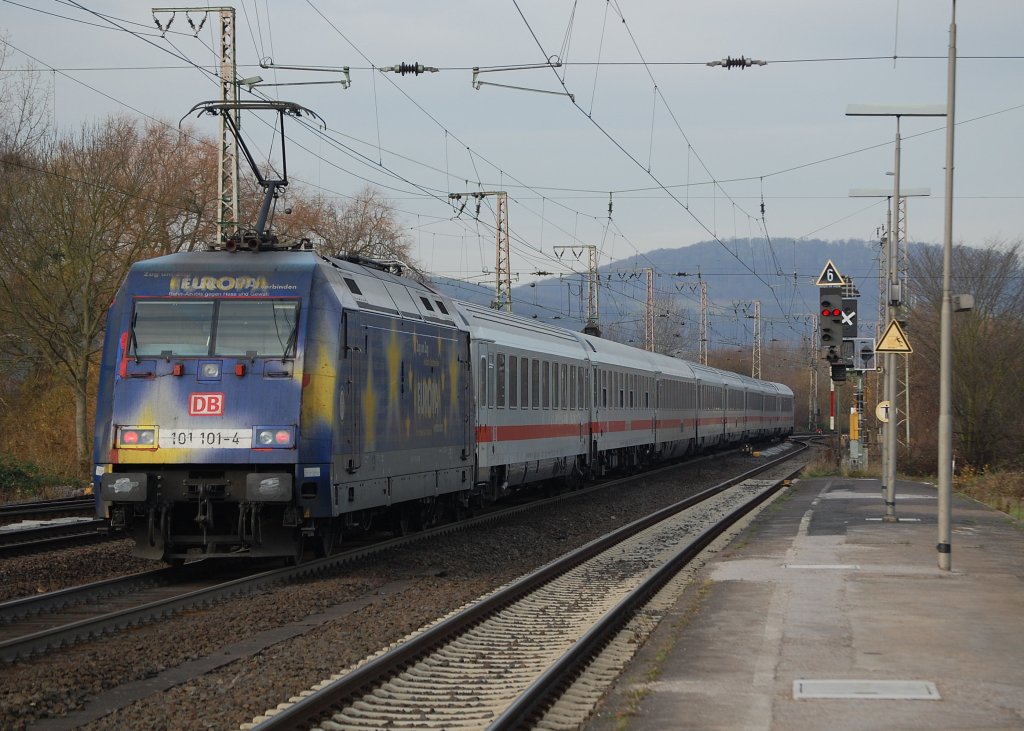 101 101 (Europa) mit einem IC Ausfahrt Kreiensen. 21.11.2009