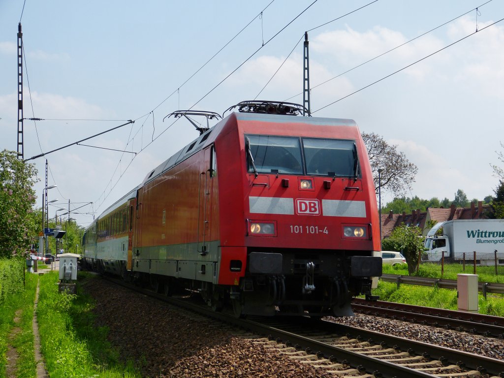 101 101 frisch aus der HU (ua. Beklebung entfernt) durchfhrt mit ihrem EC Dresden Stetzsch.
8.5.13