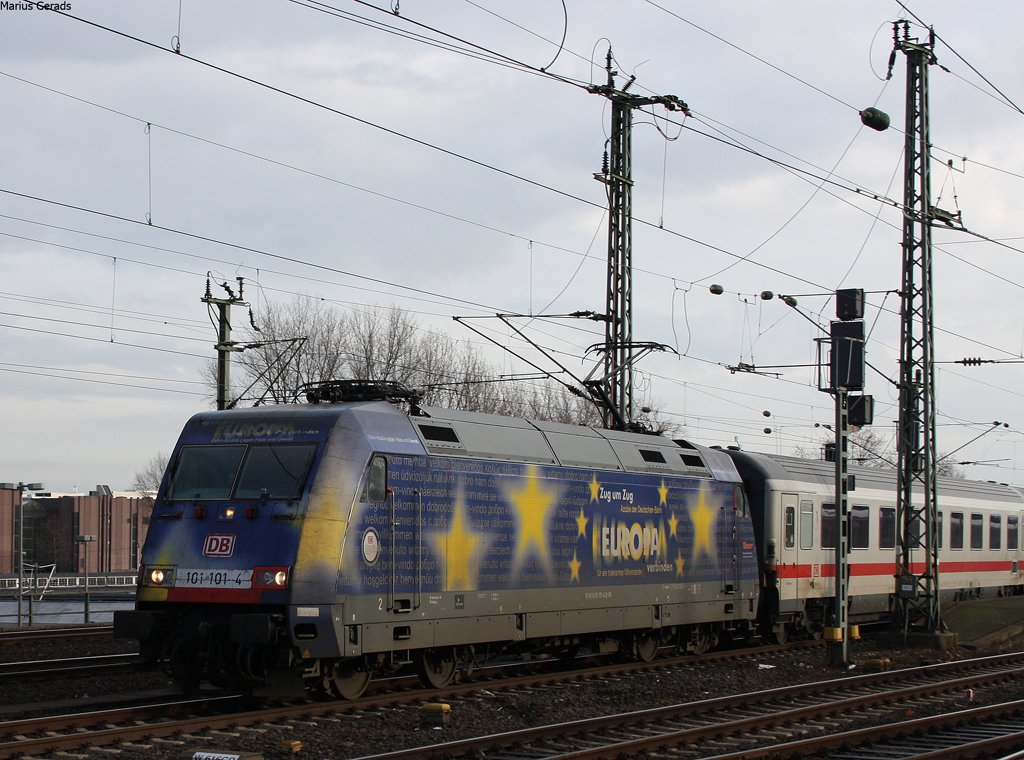 101 101 mit einem IC Richtung Hbf bei der Durchfahrt in Kln Messe/Deutz. Voher der Zug kam, und welches Ziel er hatte, wei ich leider nicht. 27.12.09