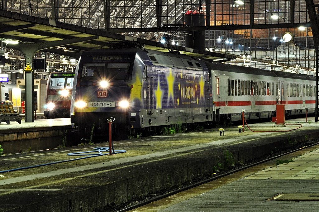 101 101 mit IC 2020 am Abend des 18.07.2010 in Frankfurt/M Hbf