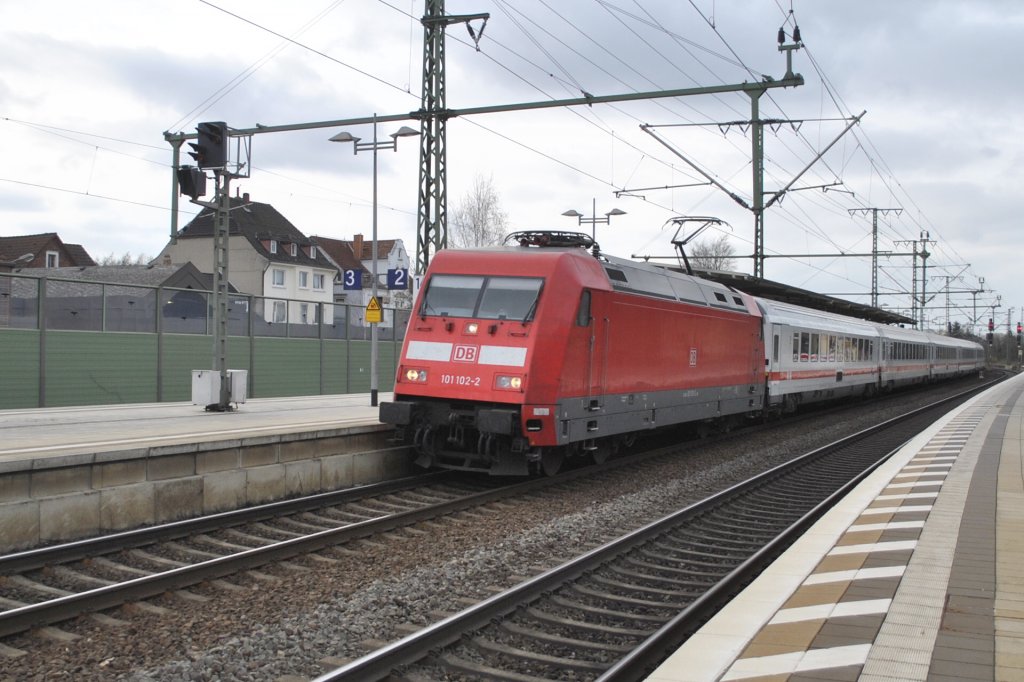 101 102-2 am 03.04.2012 durch Lehrte.