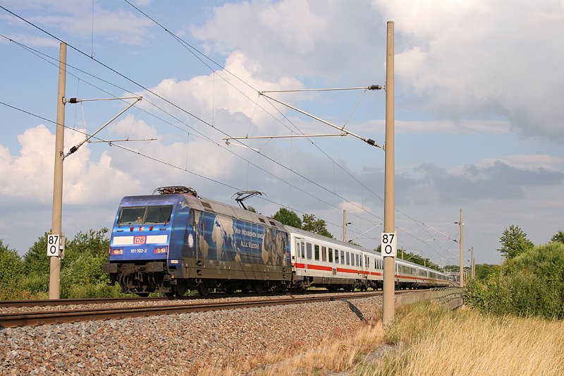 101 102-2 eilt am 25.06.09 mit einem Intercity am Fotografen vorbei.
Aufgenommen in der Nhe der berleitstelle Glems an der SFS Stuttgart – Mannheim.

