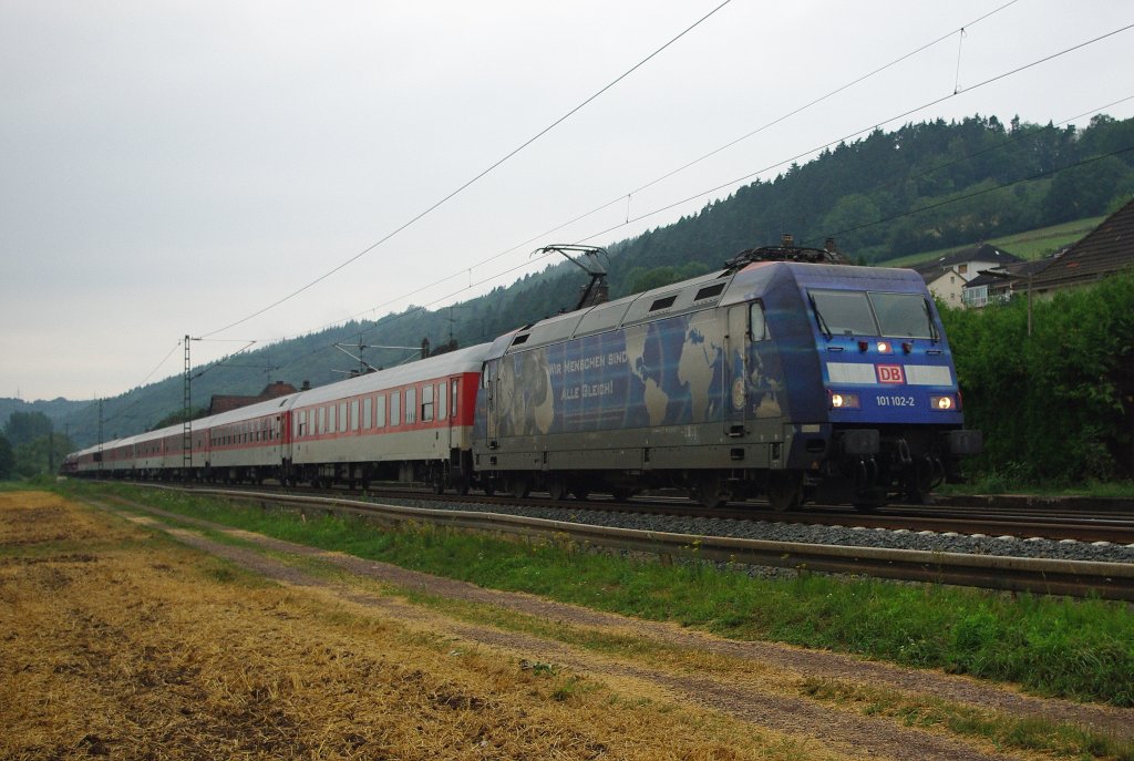 101 102-2 jagt mit ihrem AZ nach Norden durch Ludwigsau Friedlos. Aufgenommen am 23.07.2010