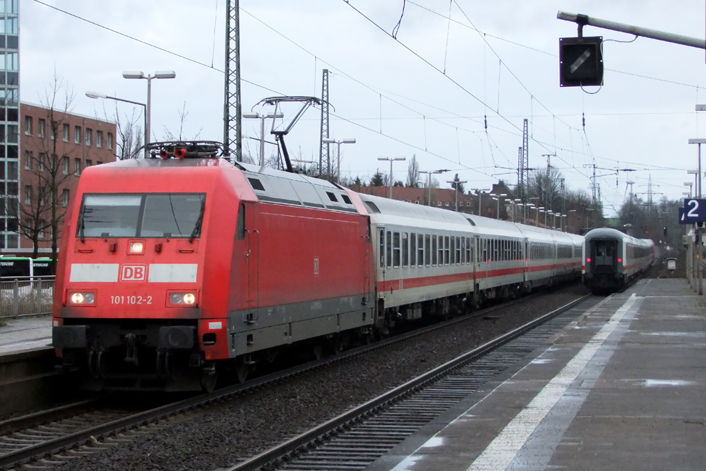 101 102-2 mit IC1936 nach Kln bei der Einfahrt in Recklinghausen und auch noch zu sehen IC231 nach Norddeich-Mole bei der Ausfahrt 7.1.2012 