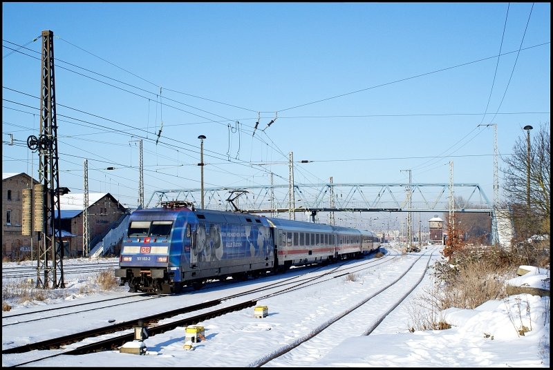 101 102-2 verl�sst mit IC 2184 von Hannover nach Binz am 26.01.2010 den winterlichen Hbf Stralsund.