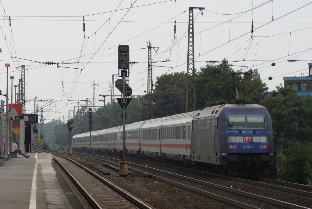 101 102-2  Wir Menschen sind alle gleich  fuhr am 09.08.09 mit einem IC durch Dsseldorf Oberbilk