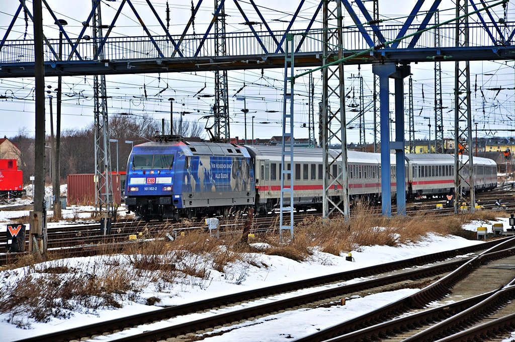 101 102 hat ihren IC-Park vom Bahnsteig abgezogen am 03.03.2010