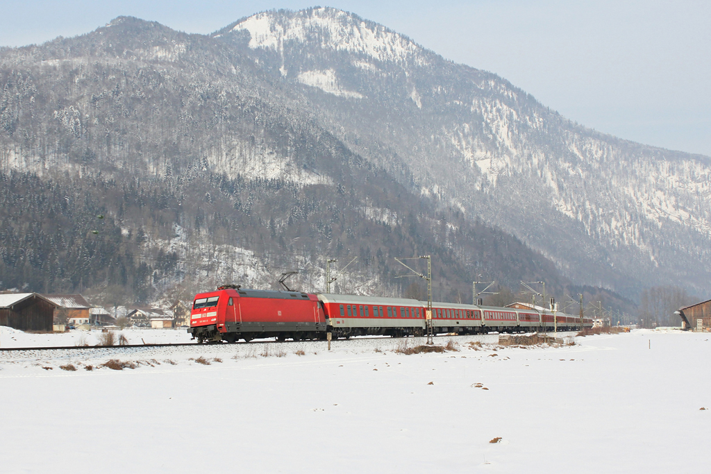101 102 mit CNL 1319 am 04.02.2012 bei Niederaudorf im Inntal.