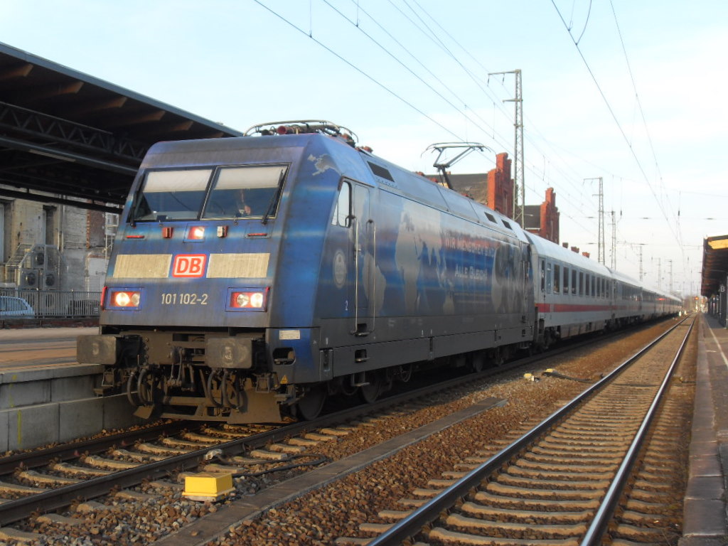 101 102 mit IC 140 am 21.03.2011 in Stendal.