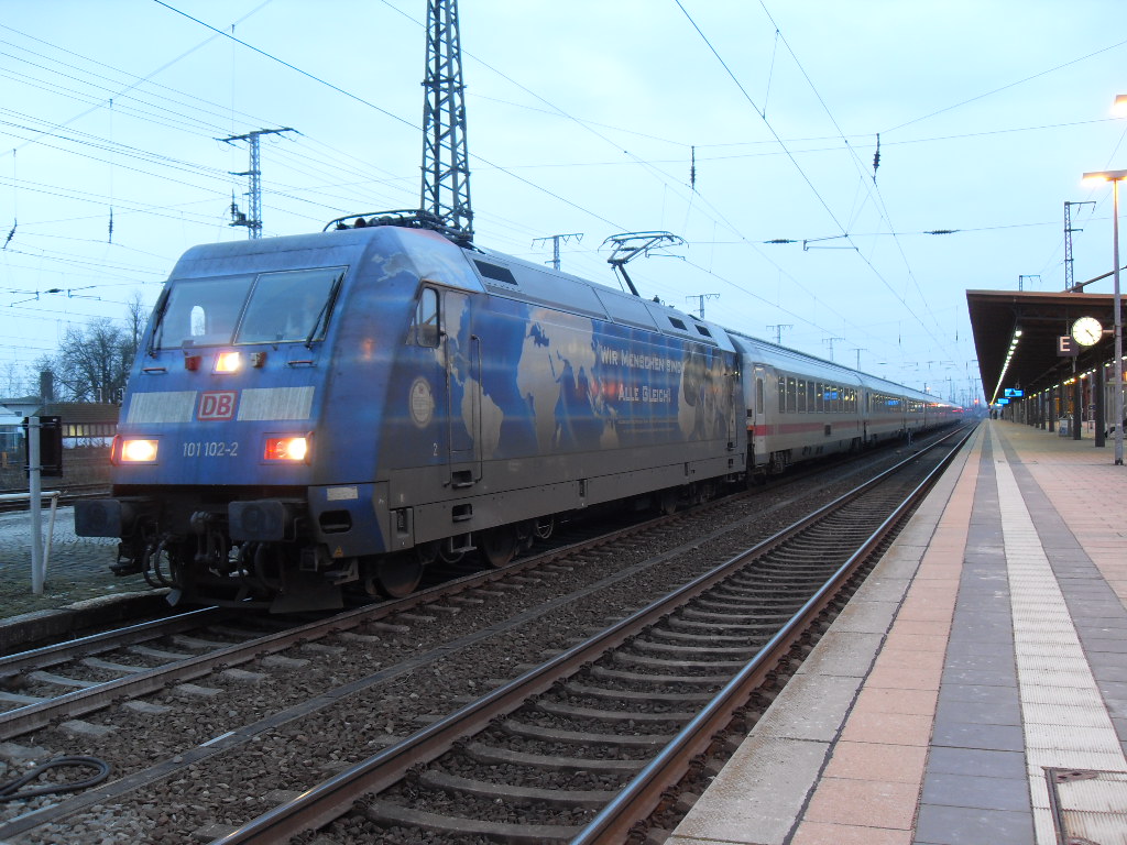 101 102 mit IC 145 am 15.01.2011 in Stendal.