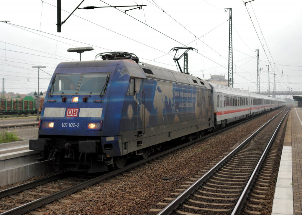101 102 mit IC 2024 am 01.05.2009 in Plattling.