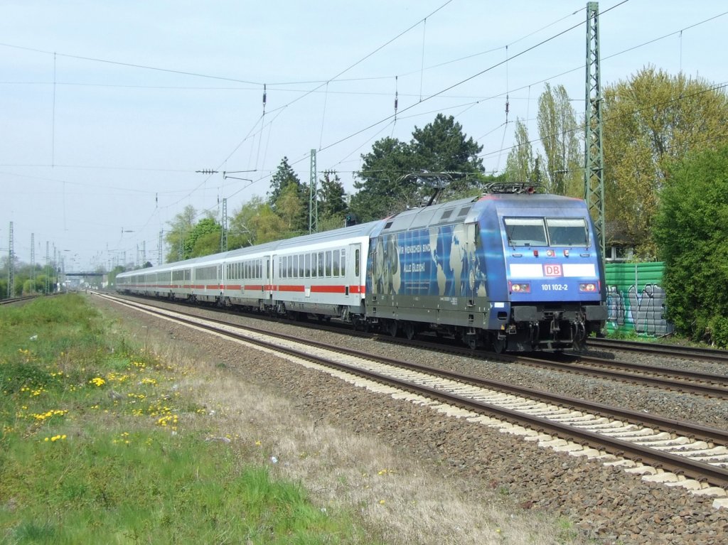 101 102 mit IC 2115 am 24.4.10 in Dsseldorf-Angermund