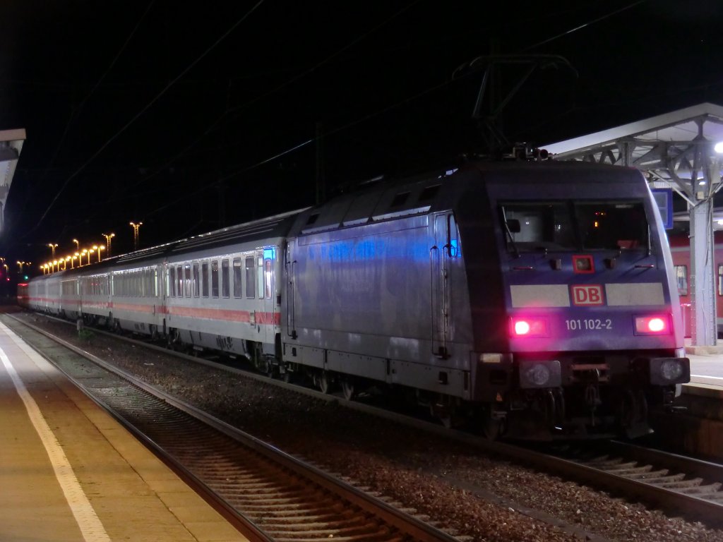 101-102 schiebt am 05.10.10 den EC 316 von Graz nach Saarbrcken. Um 22:04 erreicht sie Homburg/Saar.