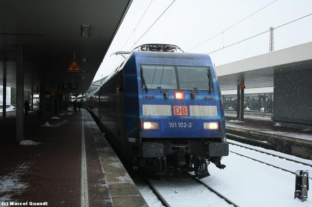 101 102 (Wir Menschen sind alle gleich) stand am 23. Dezember 2010 mit ihrewm IC in Duisburg Hbf.
