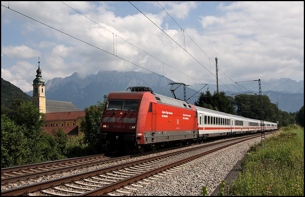 101 103 (9180 6101 103-0 D-DB) hat den EC 82 „Val Gardener/Grdnertal“ am Haken und konnte am Kloster Raisach abgelichtet werden. (05.08.2009)