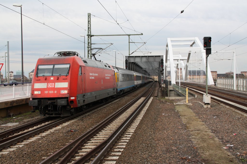101 103 mit EC 6 von Chur nach Hamburg-Altona.Am 30.03.10 bei der durchfahrt in Ludwigshafen Mitte.
