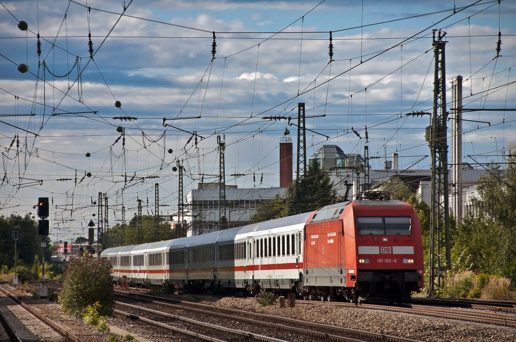 101 103 mit IC nach Salzburg am 15.08.2010 bei der Durchfahrt durch Mnchen Heimeranplatz.