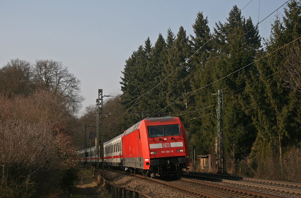 101 104-8 mit IC 2251 Frankfurt(M)-Flughafen Fernbf - Leipzig Hbf bei Hanau-Wilhelmsbad. 03.03.11