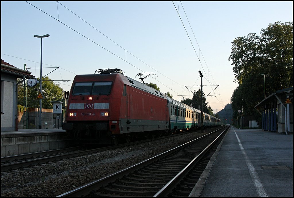 101 104 (9180 6101 104-8 D-DB) durchfhrt mit dem EC 86 „TIEPOLO“, Venezia Santa Lucia – Mnchen Hbfm den Bahnhof Kiefersfelden. (06.08.2009)