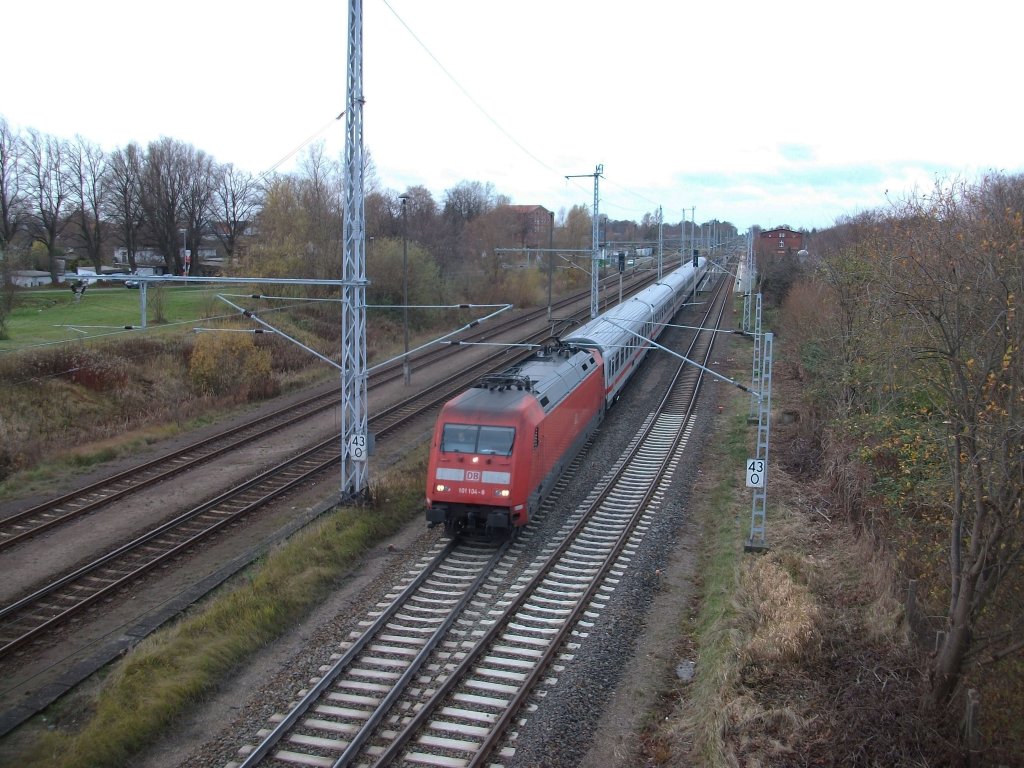 101 104 bespannte am 13.November 2010 den IC 2182 Kassel Wilhelmshhe-Stralsund als Dieser den Bahnhof Ribnitz Damgarten West verlie.