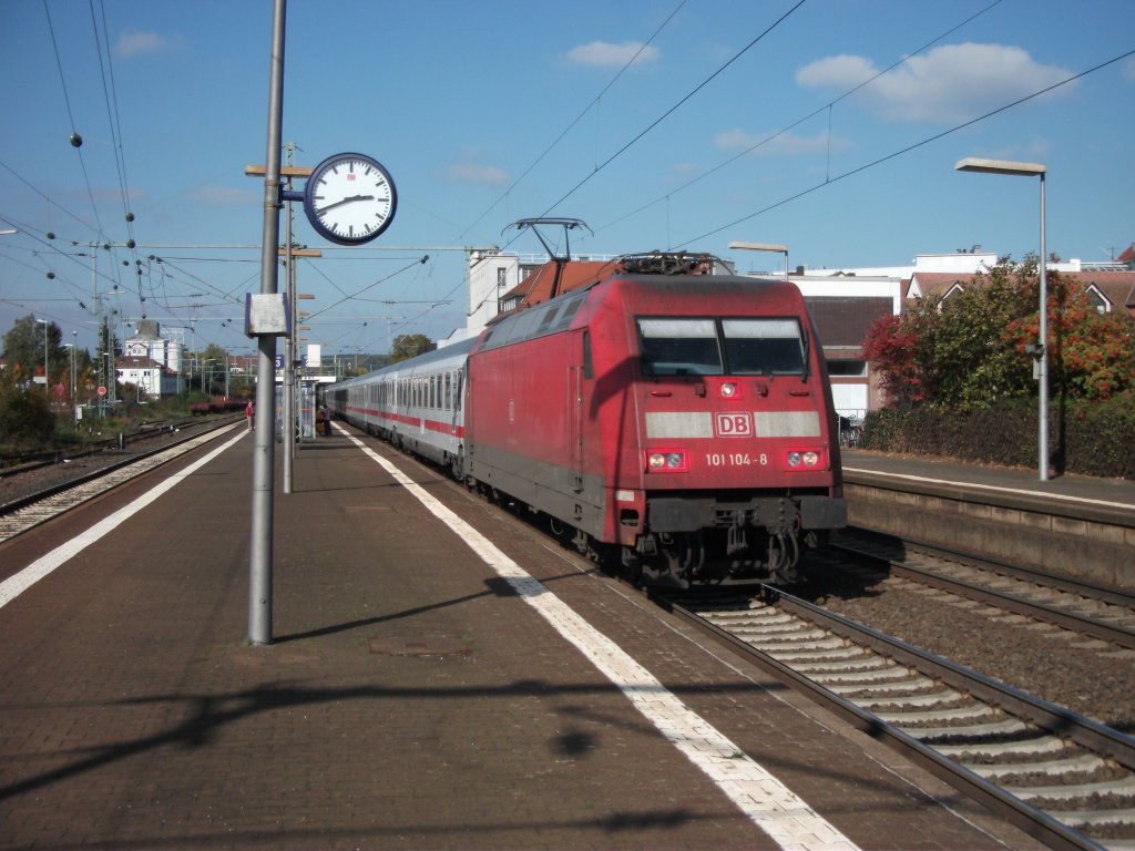 101 104 fhrt am 08.10.2010 mit einem InterCity durch Butzbach.