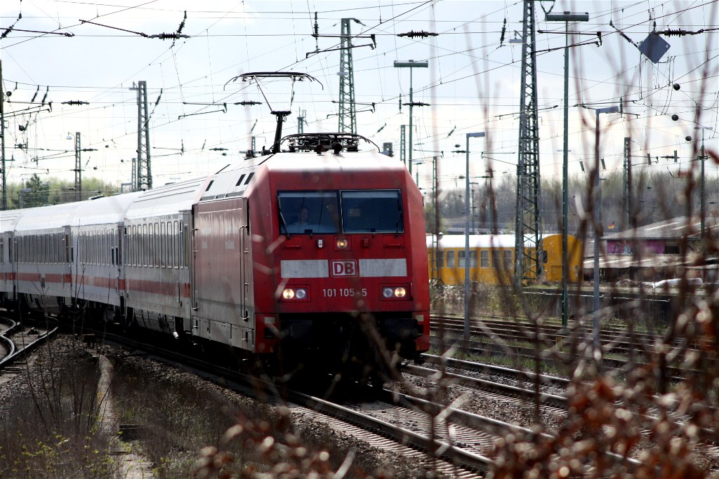 101 105-5 mit IC 2376 Karlsruhe > Stralsund am 9.4.2010 bei der Anfahrt Lneburg