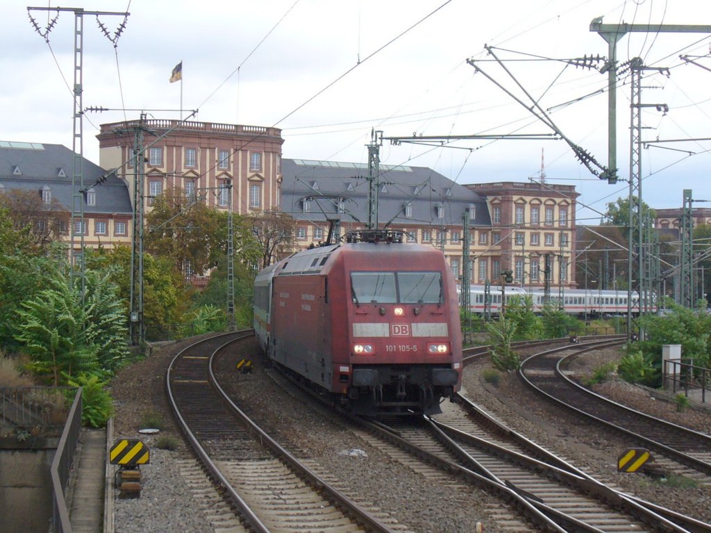 101 105-5 zieht dem IC 268 Salzburg - M�nster am 06.10.2011 aus Mannheim

