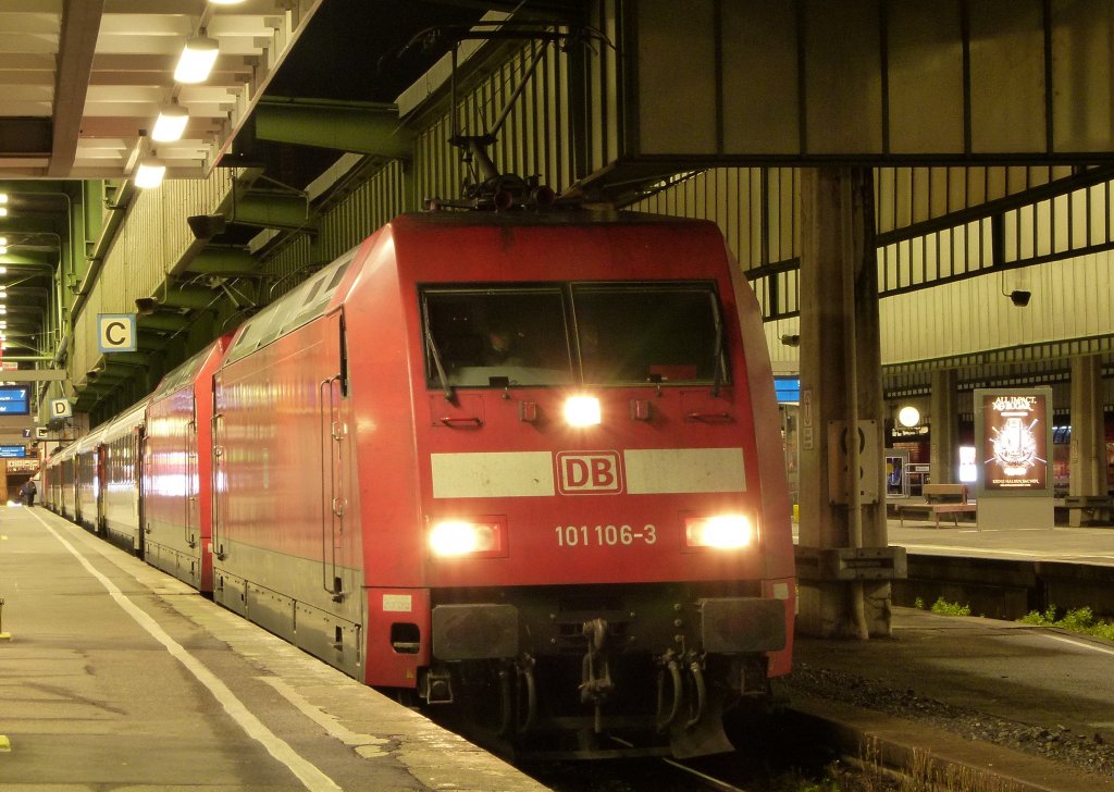 101 106-3 und 101 026-3 stehen mit dem IC 182 Zrich - Frankfurt (Main) am 06.01.2012 in Stuttgart Hbf