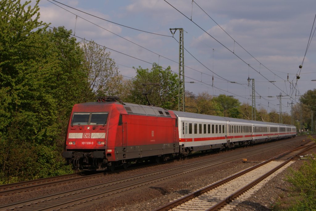101 106-3 mit einem InterCity bei der Durchfahrt durch D�sseldorf-Oberbilk am 17.04.2011