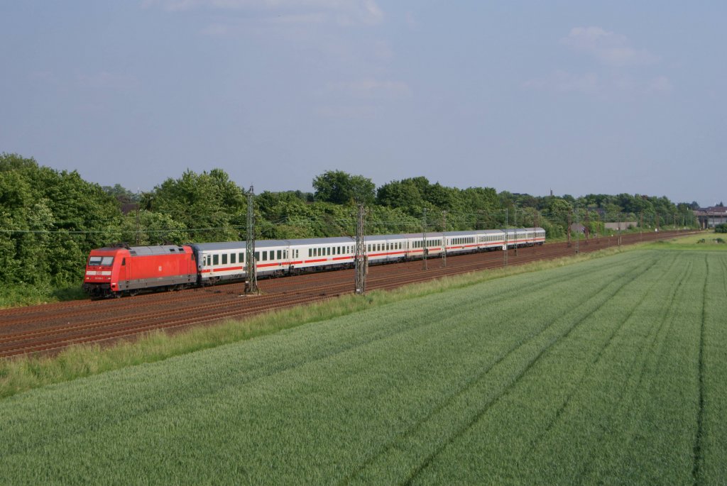 101 106-3 mit einem Intercity in Langenfeld (Rhld) am 28.05.2012